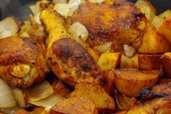 Курица и картофель с куркумой и паприкой Курица и картофель с куркумой и паприкой