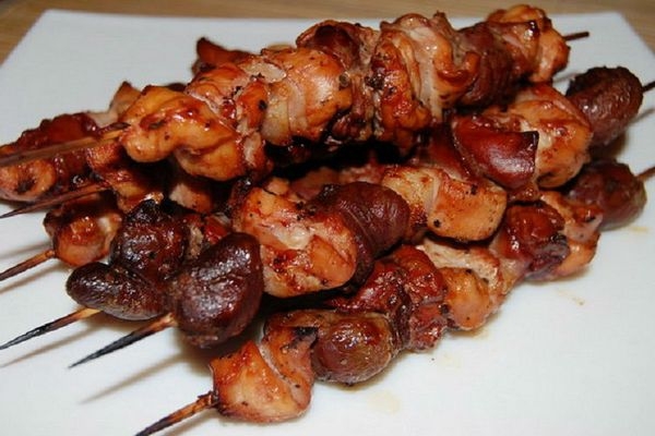 Куриные сердечки на шпажках в сковороде