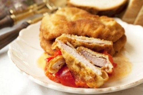 Свиная вырезка, запеченная в панировочных сухарях