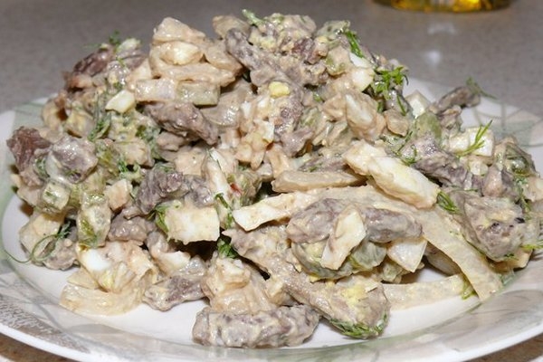 Салат с куриными сердечками и ветчиной