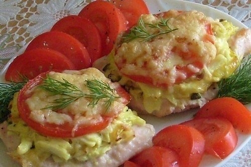 Мясо, запеченное с помидорами, кабачками и сыром