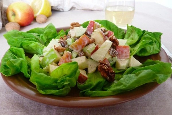 Салат «Вальдорф» с яблоками, изюмом и сельдереем