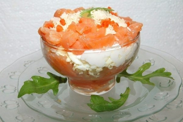 Слоеный салат-коктейль с семгой