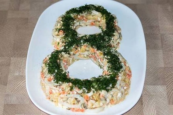 Салат с кальмарами, картофелем и маринованными огурцами