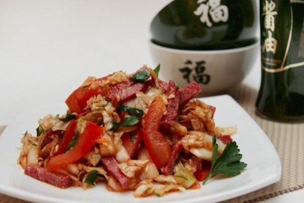 Салат из пекинской капусты и колбасы с паприкой