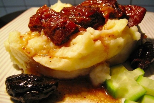 Ребрышки с черносливом и белым вином