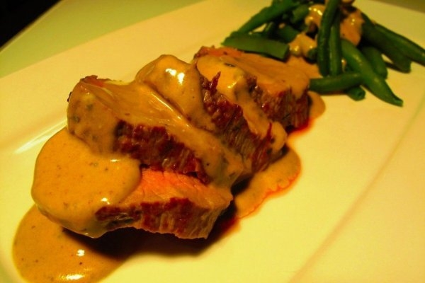 Телячья вырезка с пикантным сырным соусом и травами