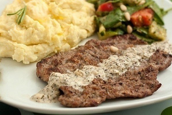 Отбивные из телятины под сливочно-чесночным соусом