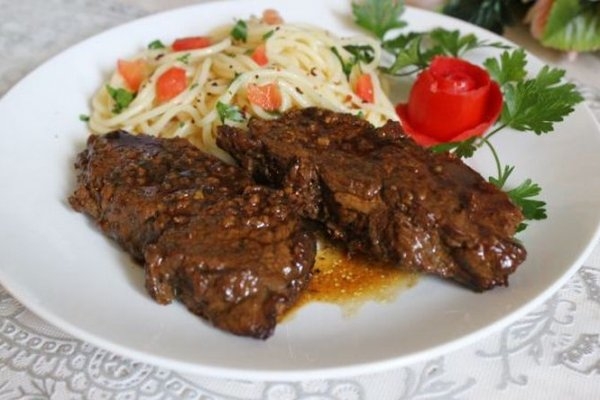 Острая говядина в красном вине на сковороде