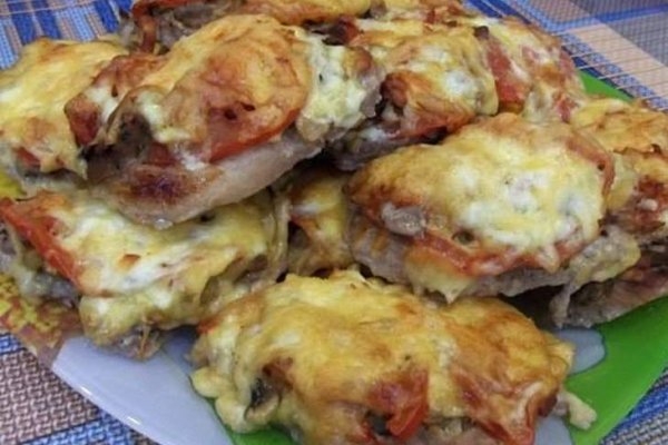 Французские отбивные из свинины с грибами в духовке