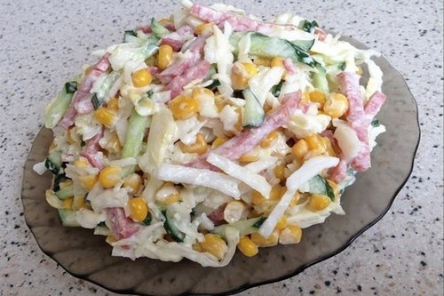 Салат со свежей капустой и копченой колбасой