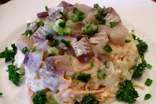 Крайне простой и вкусный салат с сельдью