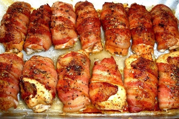 Куриные рулетики со сливочным сыром в беконе