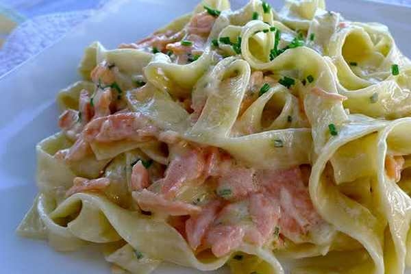 Феттучини с красной рыбой и помидорами