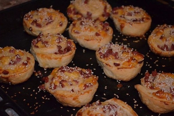 Слойки с сыром и колбасой в духовке