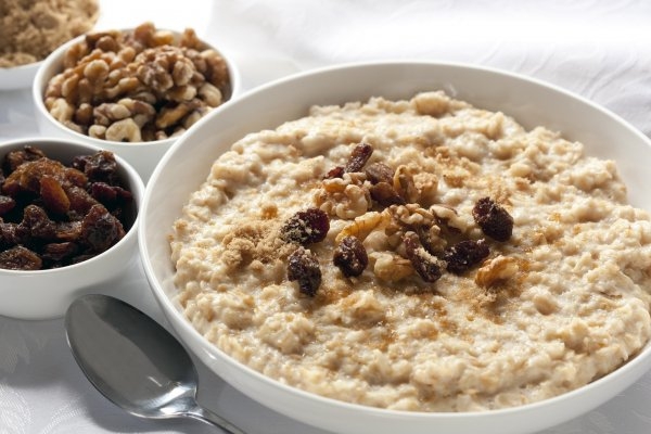 Овсяная каша с изюмом к завтраку