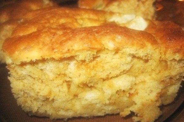 Быстрая шарлотка на сгущенке в микроволновке