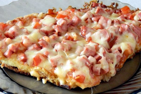 Простая пицца на сковороде с любой начинкой