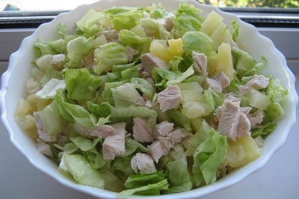 Простой салат с ананасом и куриным филе