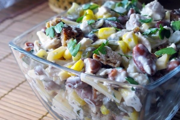 Простой салат из кукурузы и фасоли