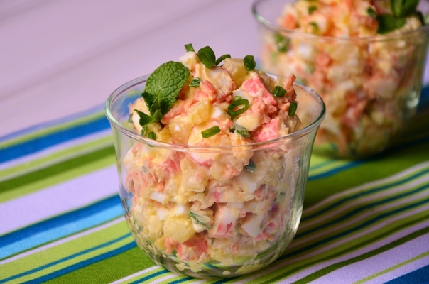 САЛАТ С КРАБОВЫМИ ПАЛОЧКАМИ «НА ВСЕ 100!»