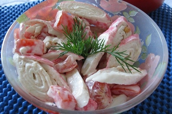 Крабовый салат-коктейль с помидорами
