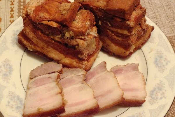 Домашнее сало с чесноком в луковой шелухе