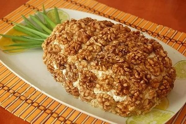 Салат «Ананас» с копченым окороком