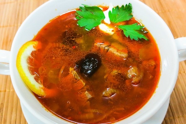 Мясная солянка с почками и салом