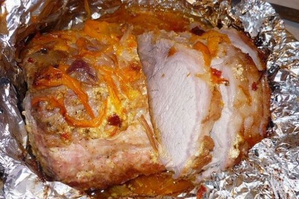 Сочная свинина с брынзой в духовке