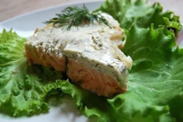 Филе семги с картофелем под сметанным соусом в духовке Филе семги с картофелем под сметанным соусом в духовке