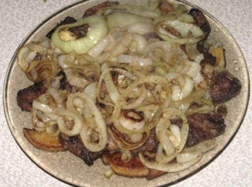 Печень с луком и яблоками по-берлински Печень с луком и яблоками по-берлински