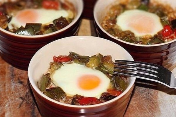 Запеченные яйца с баклажаном, перцем и кабачком