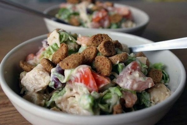 Легкий куриный салат с сыром
