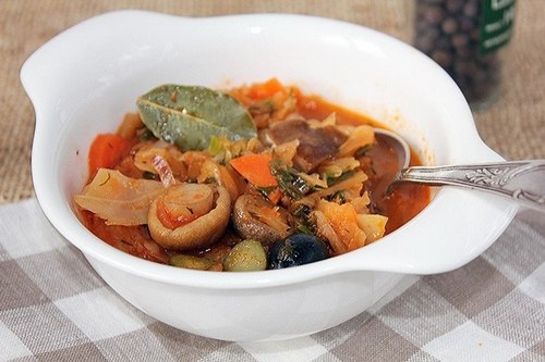 Грибная солянка с квашеной капустой и маслинами