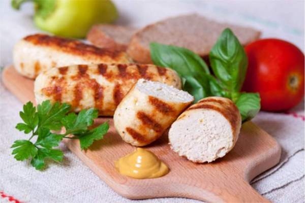 Сосиски из куриного филе по-домашнему