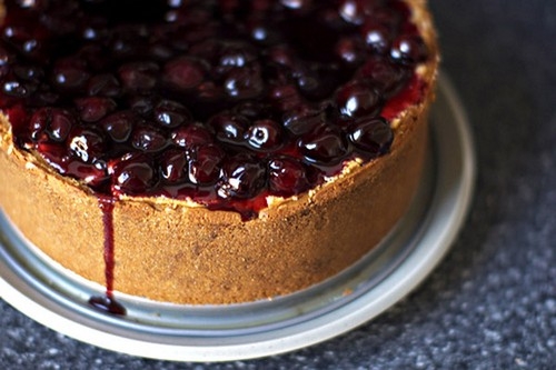 Чизкейк «Нью-Йорк» с вишней и крекером