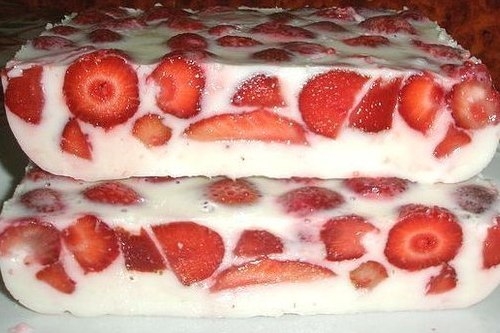 Заливной десерт «Клубника под снегом»