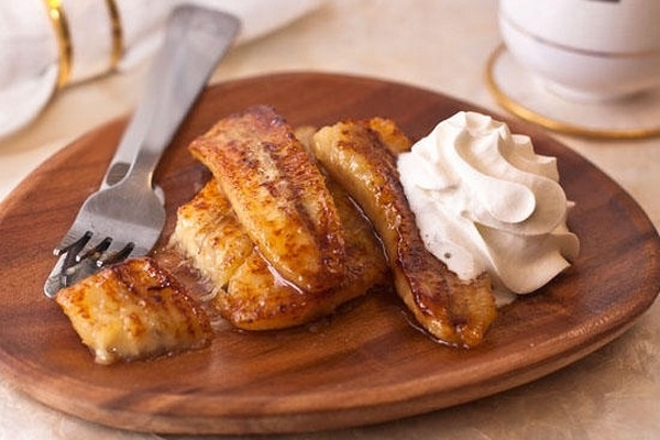 Жареные бананы с взбитыми сливками