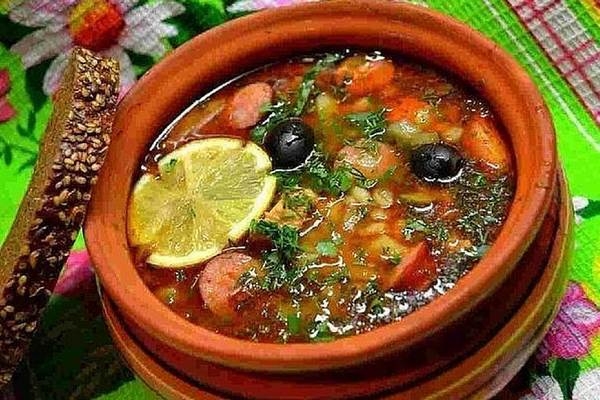 Солянка с охотничьими колбасками и каперсами