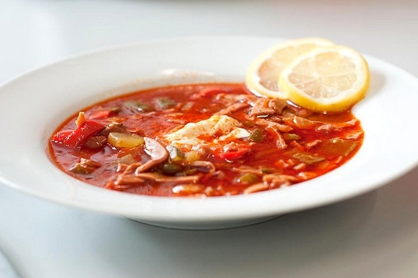 Мясная солянка с копченой курицей