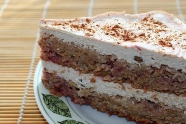 Овсяный тортик с клубникой и изюмом