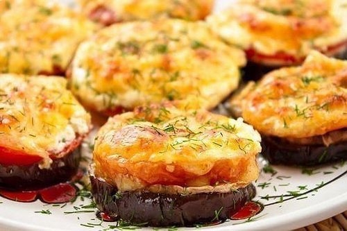 Запеченные под сыром баклажаны с грибами