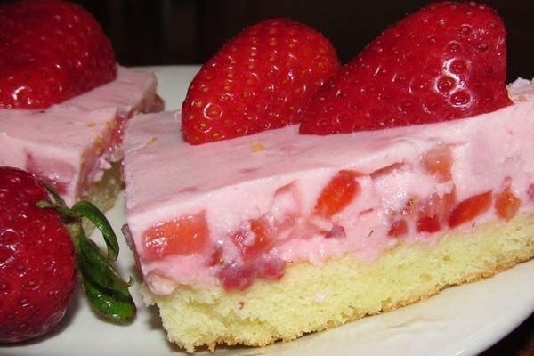 Вкусный торт «Ленивец» с клубникой