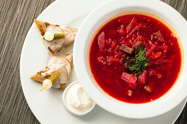 Украинский борщ с говядиной и копченым салом