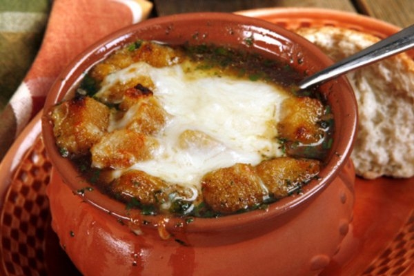 Суп с грибами и курицей в горшочках