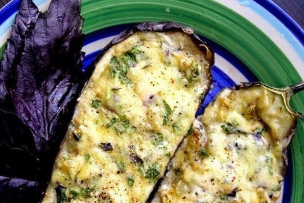 Баклажаны, фаршированные творожно-сырной начинкой Баклажаны, фаршированные творожно-сырной начинкой