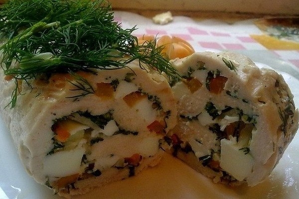 Простой рулет из курицы с овощами