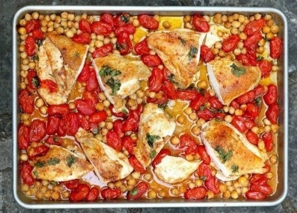 Запеченные куриные грудки с нутом в томатах