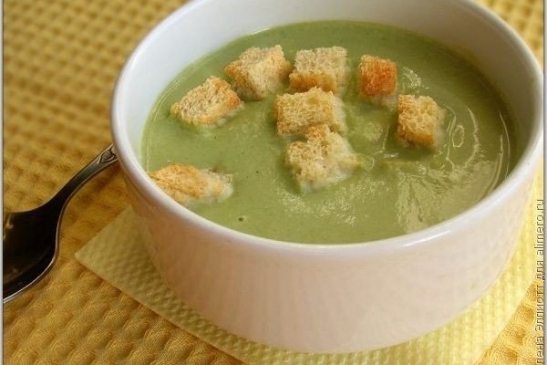 Суп-пюре из брокколи со сливками и сухариками